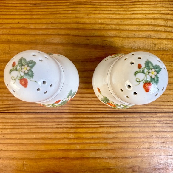 Vintage Avon Strawberry Porcelain Shaker with 22K Gold Trim – Set of 2 - Picture 4 of 15
